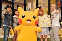 ポケモン愛を全開にした中川翔子（右から２人目）＝東京・池袋