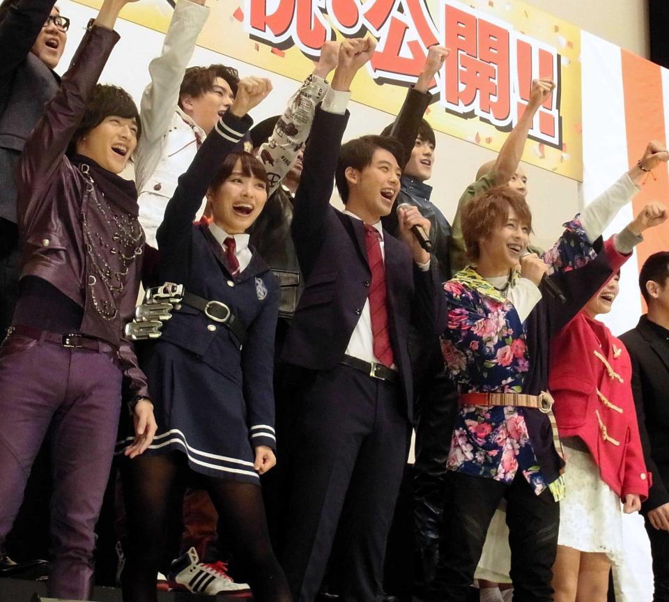 　ガッツポーズで公開を祝う（左から）上遠野太洸、内田理央、竹内涼真、西銘駿＝東京・丸の内ＴＯＥＩ