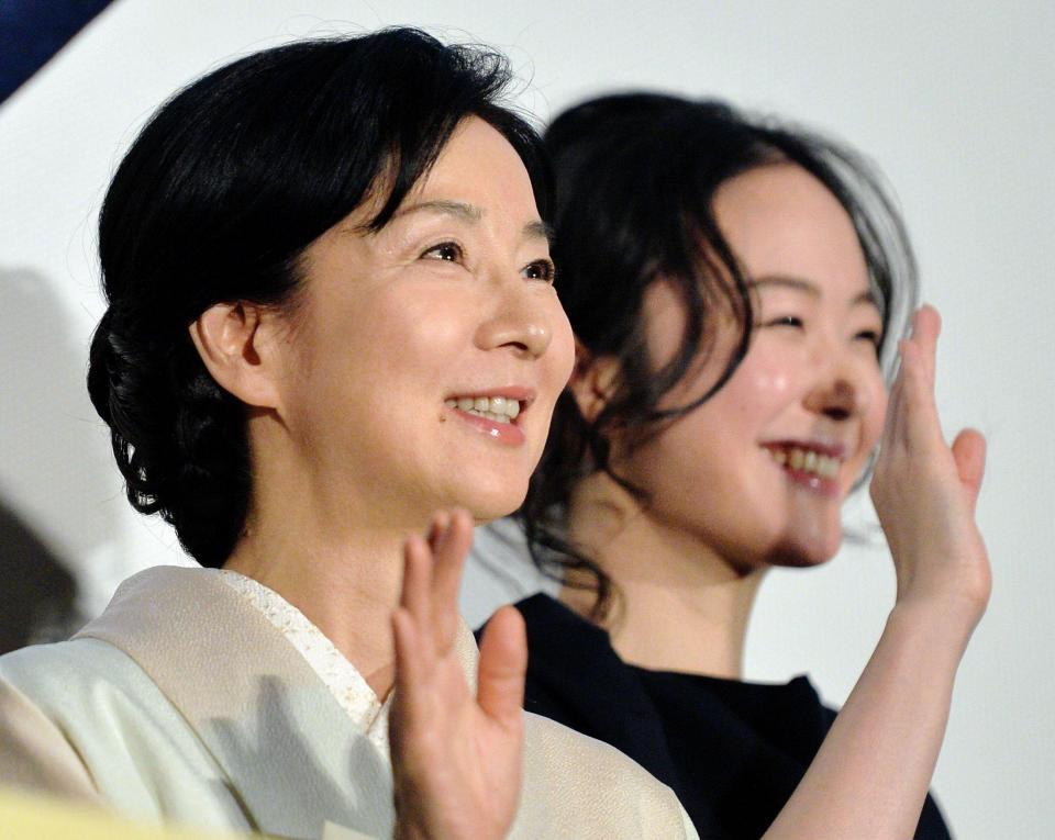 黒木華と共に笑顔で手を振る吉永小百合（左）＝東京・丸の内ピカデリー１（撮影・西岡正）