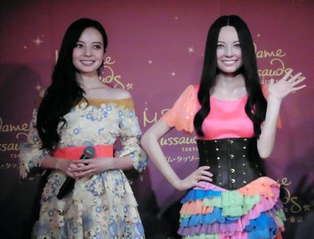 自身の等身大フィギュア（右）のお披露目会を行ったベッキー＝都内