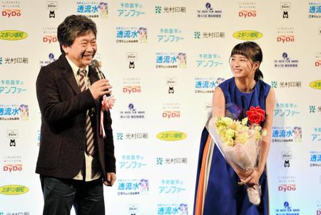 是枝裕和監督（左）から祝福のスピーチに笑顔を見せる広瀬すず＝ザ・プリンスパークタワー東京（撮影・園田高夫）