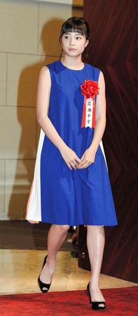 青のワンピース姿で登場した広瀬すず＝ザ・プリンスパークタワー東京（撮影・園田高夫）