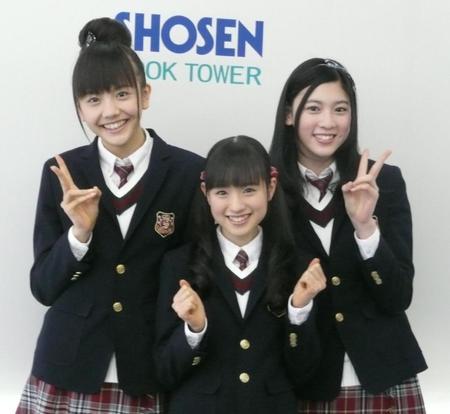 「さくら学院」の同期、（左から）松井愛莉、武藤彩未、三吉彩花
