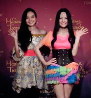 自身の等身大フィギュア（右）のお披露目会を行ったベッキー＝都内