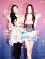 自身の等身大フィギュア（右）のお披露目会を行ったベッキー＝都内