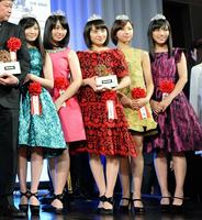 ハイヒール姿を披露したももいろクローバーＺの（左から）有安杏果、佐々木彩夏、百田夏菜子、玉井詩織、高城れに＝ザ・プリンスパークタワー東京（撮影・園田高夫）