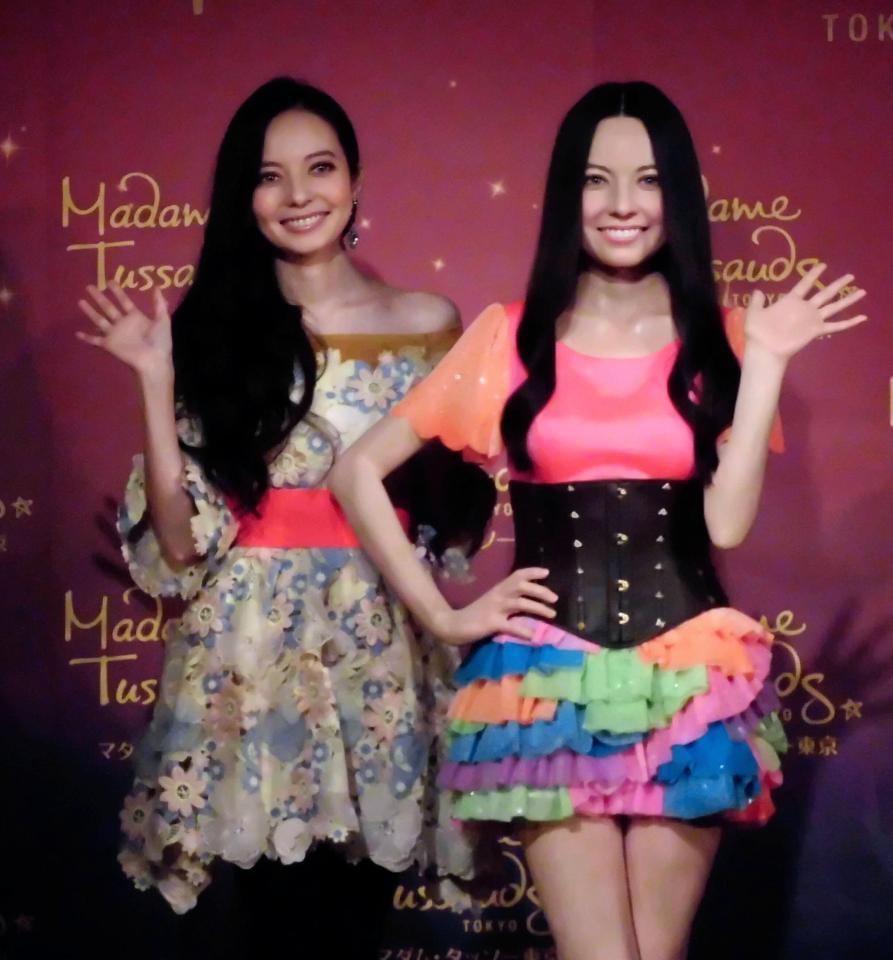 自身の等身大フィギュア（右）のお披露目会を行ったベッキー＝都内