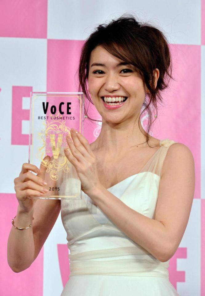 「ＢＥＳＴ　ＢＥＡＵＴＹ　ＯＦ　ＴＨＥ　ＹＥＡＲ　２０１５」に輝いた大島優子＝都内のホテル（撮影・佐々木彰尚）