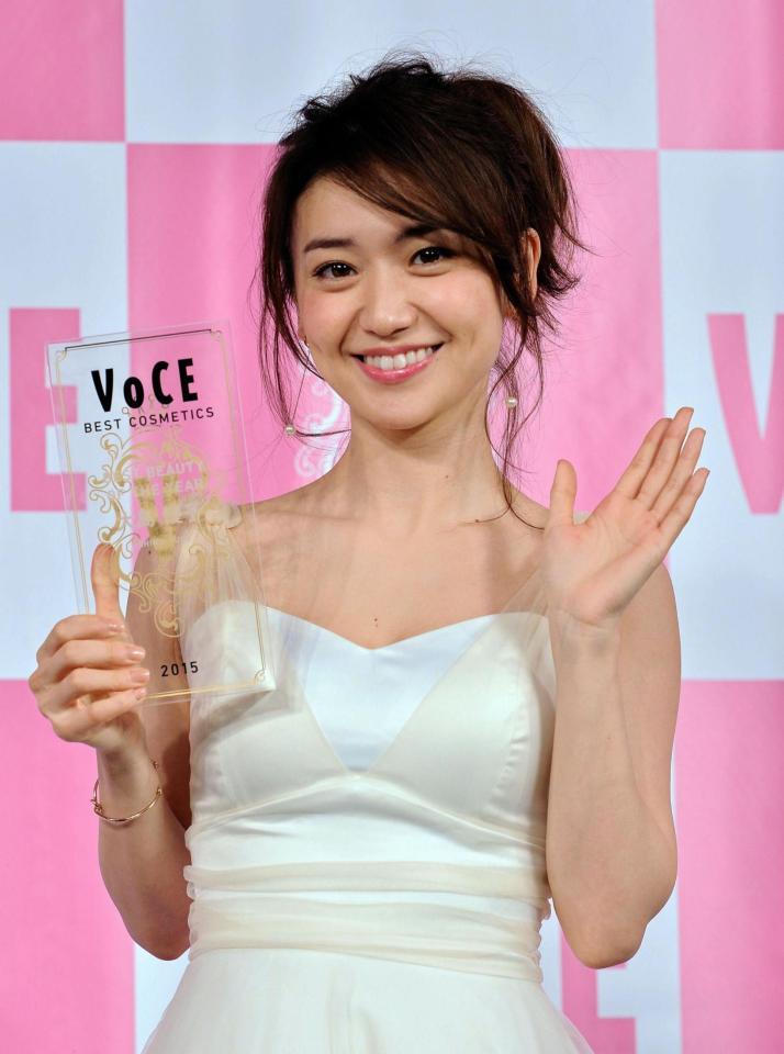 「ＢＥＳＴ　ＢＥＡＵＴＹ　ＯＦ　ＴＨＥ　ＹＥＡＲ　２０１５」に輝いた大島優子＝都内のホテル（撮影・佐々木彰尚）