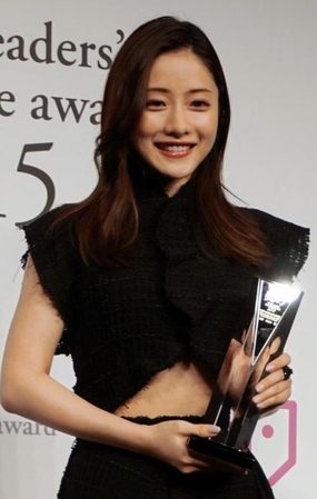 贈賞式に登場した石原さとみ＝東京・ホテルマンダリンオリエンタル