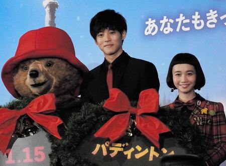 舞台挨拶した（左から）パディントン、松坂桃李、三戸なつめ＝東京・ＴＯＨＯシネマズ新宿