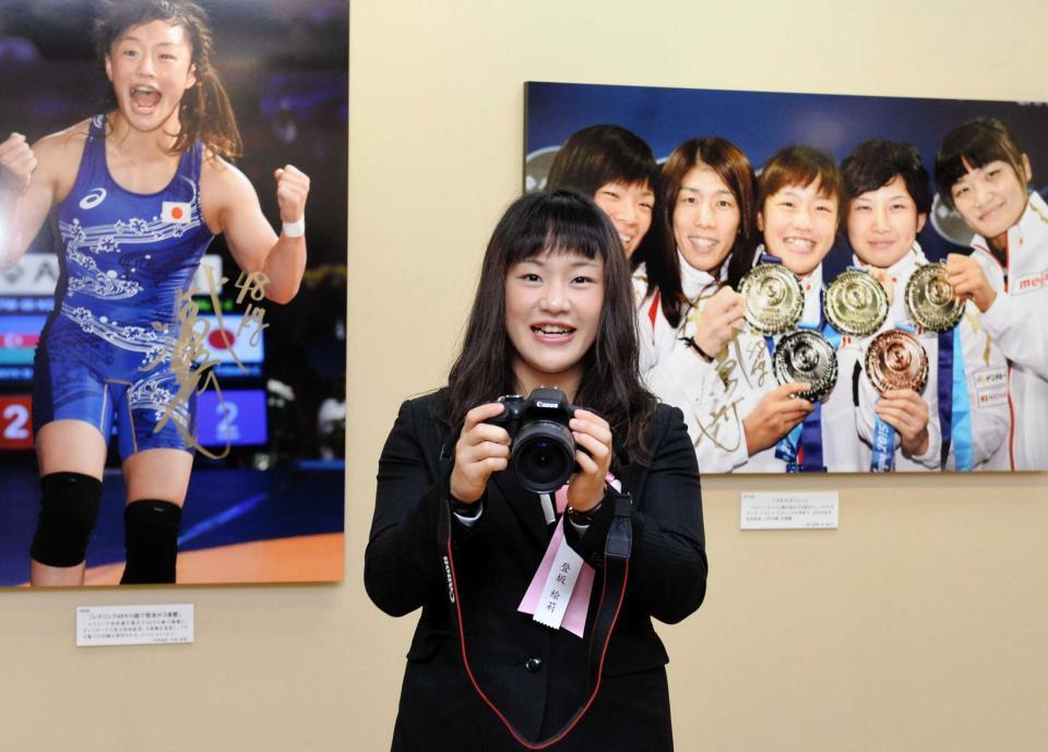 　カメラを手に報道陣を“逆取材”する登坂絵莉＝東京・日本橋三越本店（撮影・村中拓久）