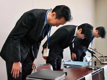 　合唱練習中の生徒らに教諭がカッターナイフを突き付けた問題で、謝罪する広島市教育委員会の関係者ら