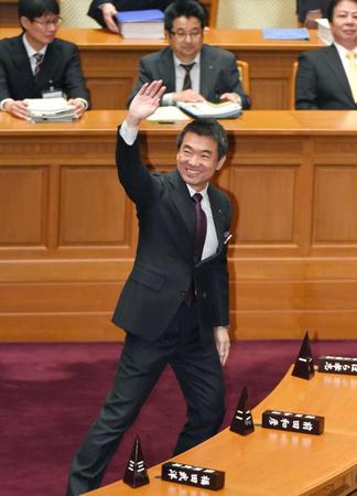 　大阪市議会本会議を終え、笑顔で議場を後にする橋下徹市長