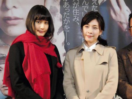映画「残穢（ざんえ）－住んではいけない部屋－」のイベントに登場した竹内結子（右）と橋本愛