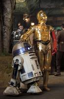 今作も登場するおなじみのドロイド、Ｒ２－Ｄ２（左）とＣ－３ＰＯ