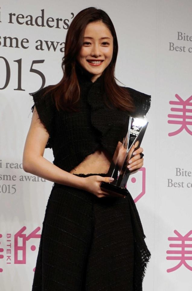 　贈賞式に登場した石原さとみ＝東京・ホテルマンダリンオリエンタル