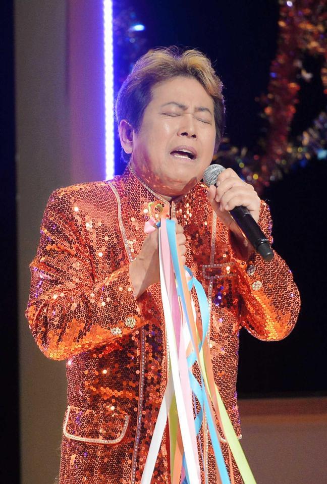 　涙ながらに「愛・佐世保」を熱唱する平浩二＝築地本願寺ブディストホール（撮影・堀内翔）　