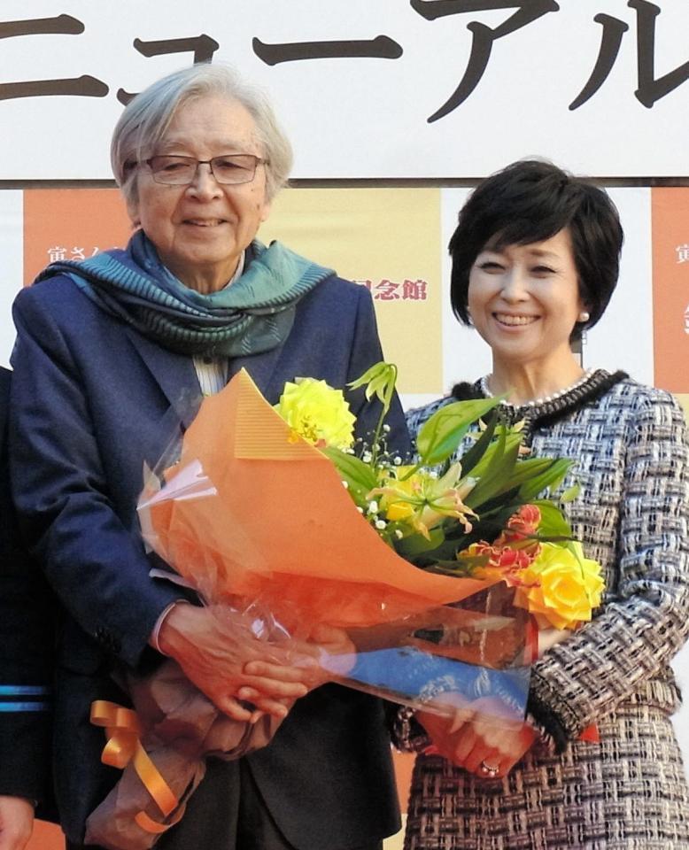 記念館のリニューアルを祝した（左から）山田洋次監督、竹下景子＝東京・葛飾柴又