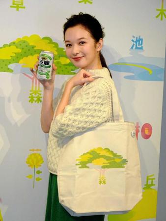 　トートバックを手に笑顔の森絵梨佳