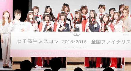 　ファイナリストたちと、司会の入江慎也（左から２番目）ら