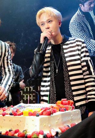 　誕生日を祝福されるＢＥＡＳＴ・ジュンヒョン