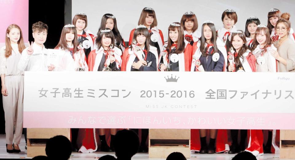 　ファイナリストたちと、司会の入江慎也（左から２番目）ら