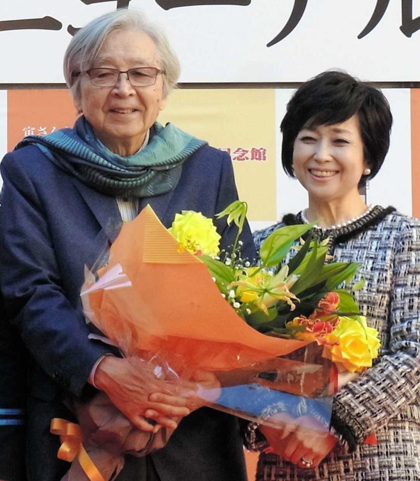 　記念館のリニューアルを祝した（左から）山田洋次監督、竹下景子＝東京・葛飾柴又