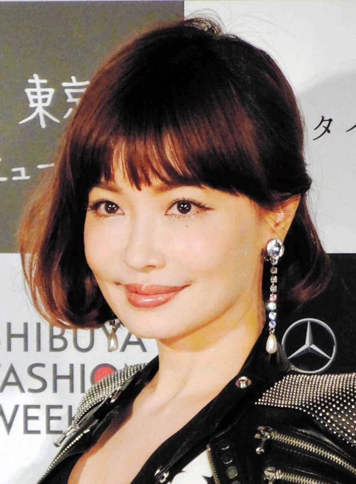 　モデルの平子理沙