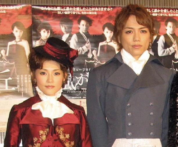 舞台「嵐が丘」で共演した安倍なつみ（左）と山崎育三郎（２０１１年７月撮影）