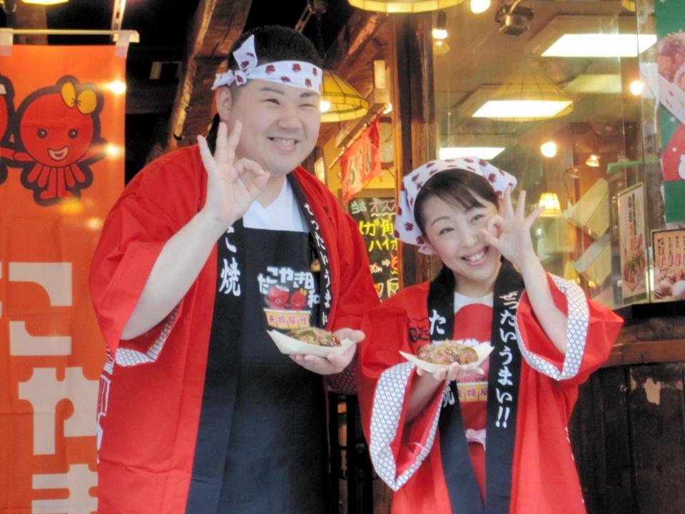 たこ焼きを持って新曲「たこやき日和～夫婦屋台～」をＰＲする（左から）大江裕と山口ひろみ＝東京・新橋