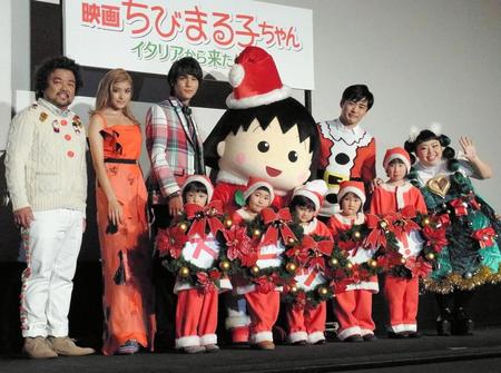 サンタ姿の子供たちを囲む（左から）パパイヤ鈴木、ローラ、中川大志、ちびまる子ちゃん、劇団ひとり、渡辺直美＝東京・台場