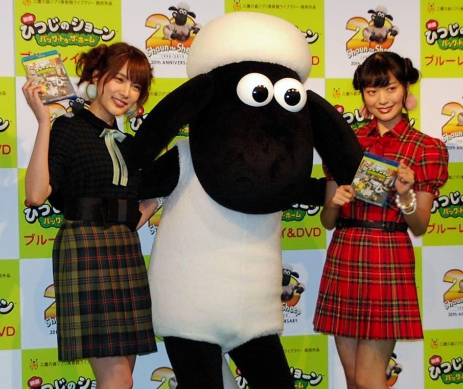 又吉直樹にラブコールを送った入山杏奈（左）とひつじヘアで登場した北原里英（右）＝東京・秋葉原ＵＤＸ