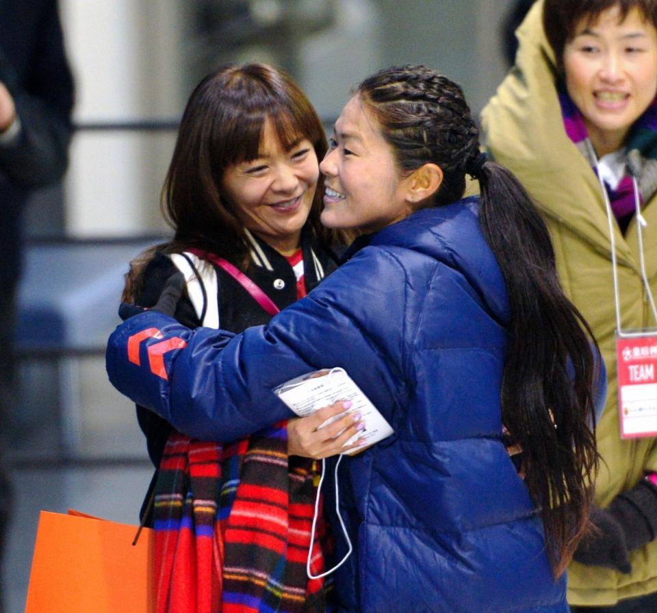 試合終了後に観戦に訪れた華原朋美（左）と抱き合うＩＮＡＣ神戸・澤＝等々力（撮影・棚橋慶太）