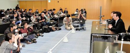 多くの報道陣を集め行われた古館伊知郎キャスター（右）の降板会見＝東京・六本木のテレビ朝日（撮影・西岡正）