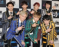 ポーズを決める超特急の（前列左から）カイ、タクヤ、ユースケ（後列左から）コーイチ、リョウガ、ユーキ、タカシ＝都内