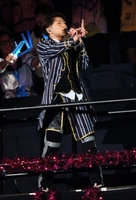 トロッコに乗って登場するユーイチ ＝代々木第一体育館（撮影・棚橋慶太）