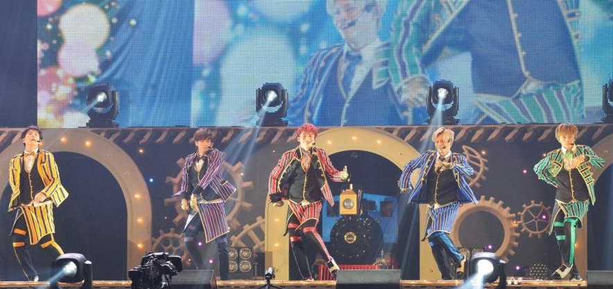 華麗なダンスで会場を沸かす（左から）超特急のユースケ、リョウガ、ユーキ、カイ、タクヤ＝代々木第一体育館（撮影・棚橋慶太）