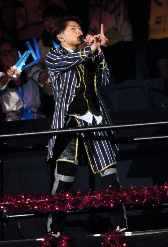 トロッコに乗って登場するユーイチ ＝代々木第一体育館（撮影・棚橋慶太）