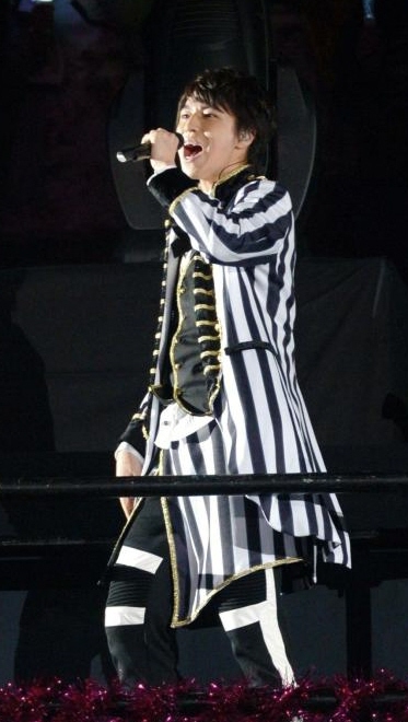 トロッコに乗って登場するタカシ＝代々木第一体育館（撮影・棚橋慶太）