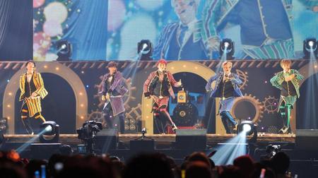 華麗なダンスで会場を沸かす（左から）超特急のユースケ、リョウガ、ユーキ、カイ、タクヤ＝代々木第一体育館（撮影・棚橋慶太）