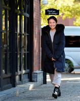 満面の笑みでライブ会場入りする安倍なつみ＝東京・恵比寿アクトスクエア（撮影・西岡正）