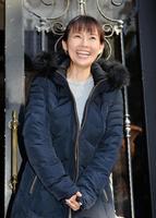 満面の笑みで報道陣の声かけに応える安倍なつみ＝東京・恵比寿アクトスクエア（撮影・西岡正）