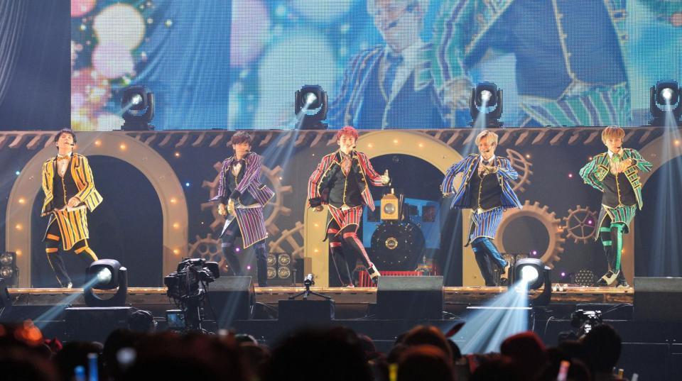 華麗なダンスで会場を沸かす（左から）超特急のユースケ、リョウガ、ユーキ、カイ、タクヤ＝代々木第一体育館（撮影・棚橋慶太）