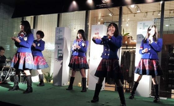 新曲を披露したＫＯＢｅｒｒｉｅＳ♪＝神戸市内