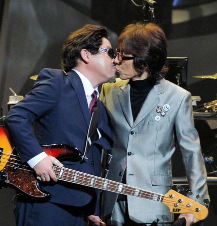 ダチョウ倶楽部・上島竜兵（左）とキスをするＴＨＥ　ＡＬＦＥＥの坂崎幸之助