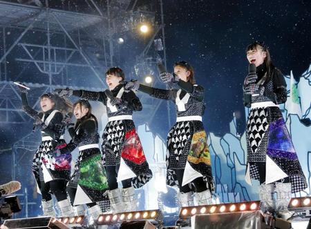 　降り始めた雪に喜ぶ、ももいろクローバーＺの（左から）佐々木彩夏、有安杏果、百田夏菜子、玉井詩織、高城れに＝群馬県・軽井沢スノーパーク