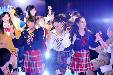 　ライブで盛り上がる原宿駅前パーティーズ＝原宿駅前ステージ