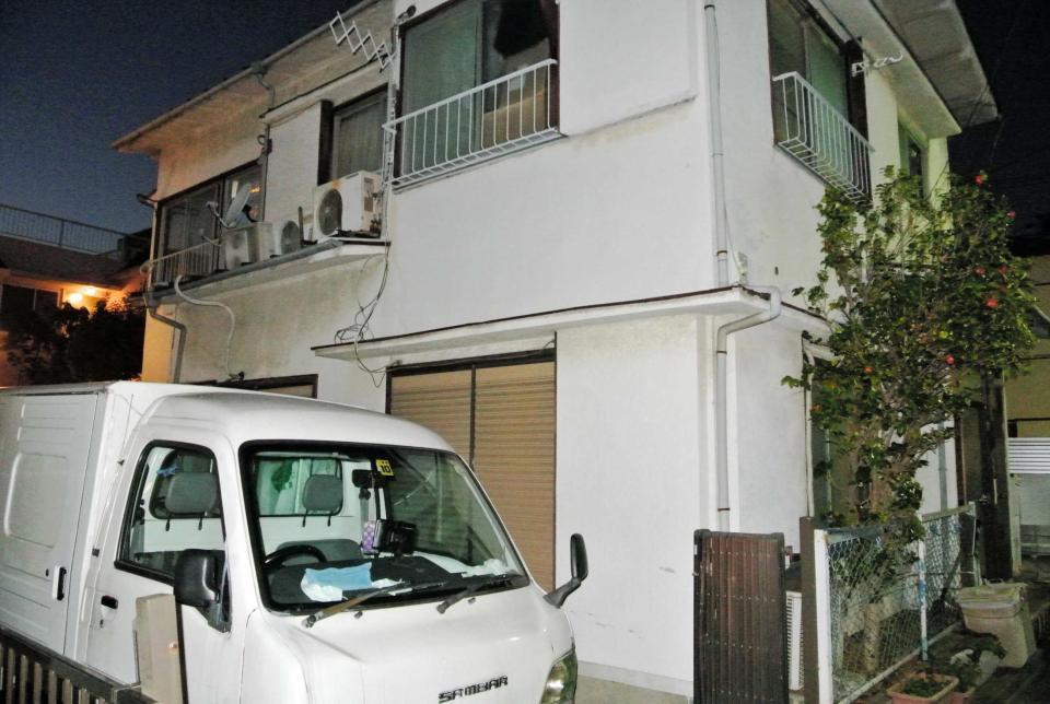 自宅には高橋容疑者が普段運転していたという軽トラックが止められていた＝東京都大田区