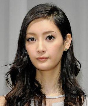 ショートヘアを披露した菜々緒